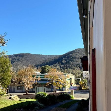 Colonial Bank Motel Omeo Dış mekan fotoğraf